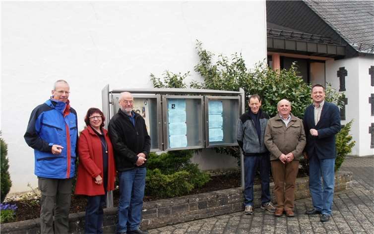 Die Mitglieder von Verwaltungsrat und Pfarrgemeinderat freuen sich über den neuen Schaukasten.privat