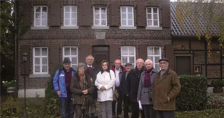 Die Mitglieder vor dem „Geburtshaus Kolpings.“privat