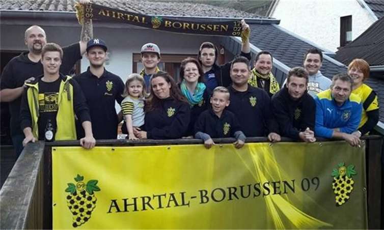 Die Mitglieder vor dem neuen Clubheim. privat