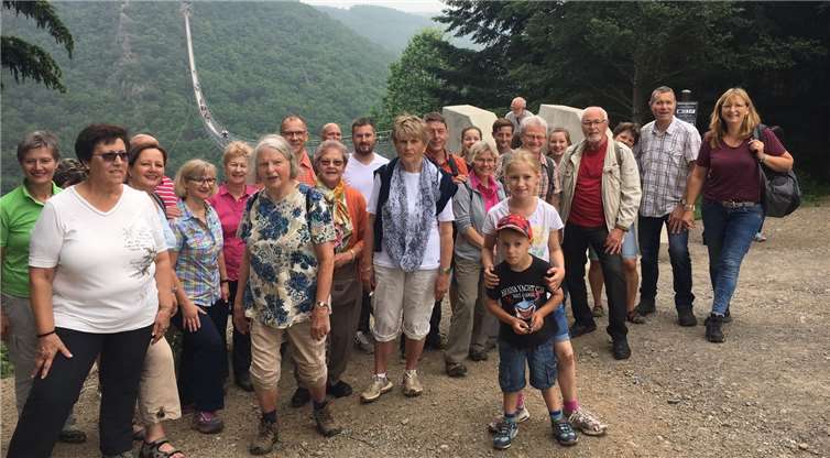 Die Mitglieder vor der Hängeseilbrücke Geierlay.privat