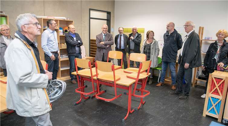 Die Mitglieder zweier Ausschüsse des Meckenheimer Stadtrats informierten sich vor Ort über die Sanierungsarbeiten in der katholischen Grundschule Merl, wie hier in einem Differenzierungsraum. Foto: JOST