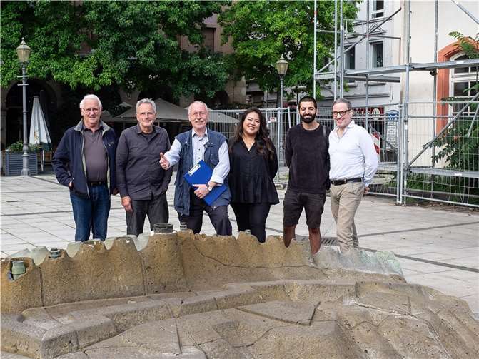 Die Mitglieder/innen der „ad hoc“ - Gruppe „Münzplatz“ aus dem laufenden Projekt Innenstadtkonzept und Mitglieder/innen der Bürgerinitiative „Unsere Altstadt“ vor dem Brunnen. Foto: Hermann Schäfer