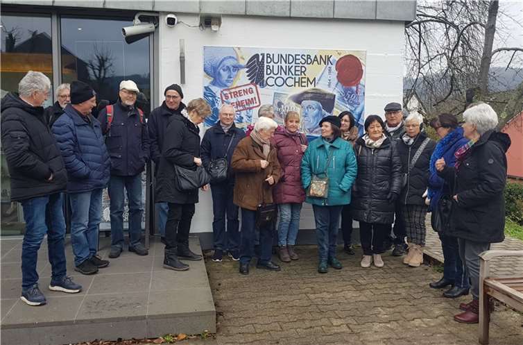 Die Mitgliederinnen und Mitglieder des Vereins plus/minus 60 aktiv vor dem Bundesbankbunker. Quelle: plus/minus 60 aktiv