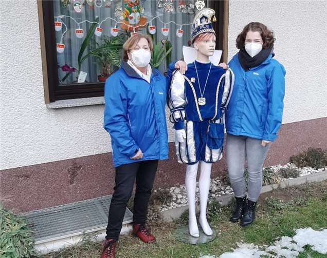 Die Mitgliederinnen vom Damenkomitee präsentieren Prinz Corona I. Foto: privat