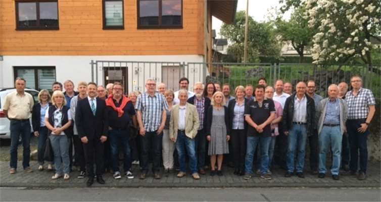 Die Mitgliederversammlung: Birgit Haas (M.r.), rechts daneben Frank Jacke, v.l.: Verbandsgemeindebürgermeister Hans-Werner Breithausen.  Stefan Haas, Straßenhaus