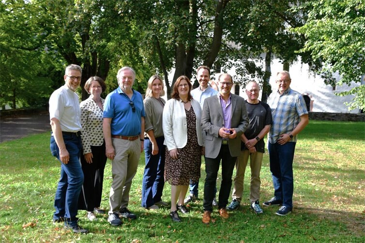 Die Mitgliederversammlung des Vereins „Kirchen auf der BUGA 2029 e.V.“: (v.l.n.r.) Markus Lerchl (Katholische Kirchengemeinde Heilige Hildegard von Bingen), Mechthild Schabo (Bistum Trier), Marcus Grünewald (Bistum Mainz), Svenja Mai (Evangelische Kirche im Rheinland), Nicole Claire Heckmann (Bistum Trier), Dr. David Hüser (Bistum Mainz), Urs Michalke (Evangelische Kirche in Hessen und Nassau), Heiko Ehrhardt (Evangelische Kirche im Rheinland) und Werner Thomas (Bistum Limburg). Auf dem Foto fehlen Kerstin Janott (Evangelisches Dekanat Nassauer Land) und Volker Rahn (Evangelische Kirche in Hessen und Nassau). 