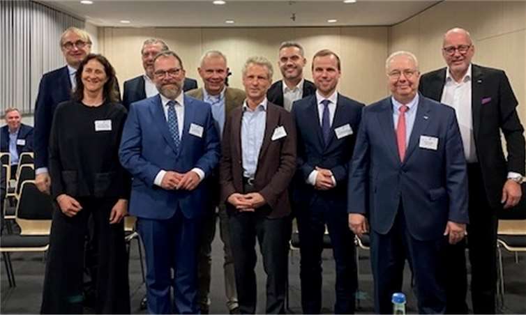 Die Mitgliederversammlung hat gewählt. Der neue Landesvorstand des Wirtschaftsrats der CDU e.V. Landesverband Rheinland-Pfalz mitscheidendem Vorsitzenden. Vorn: Dr. Barbara März, Frank Hüther, der neue Landesvorsitzende Thomas Wolff, Sebastian Foethke, Thomas Kübler und Thomas Brahm, der ehemalige Landesvorsitzende. Dahinter: Matthäus Niewodniczanski, Stefan Hahne, Dr. Stephan Kern und Maurice Quirin  Foto: privat