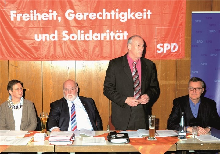 Die Mitgliederversammlung unter der Leitung von Karin Küsel-Ferber, Dieter Klöckner MdL, Bürgermeister Fred Pretz und Vorsitzendem Bernd Schemmer (v.l.n.r.).