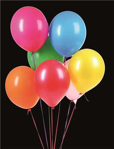 Die Mitgliedsbetriebe der Mendiger Werbegemeinschaft begrüßen ihre Kunden am 22.03. mit je einem bunten Luftballon. Foto: FRE