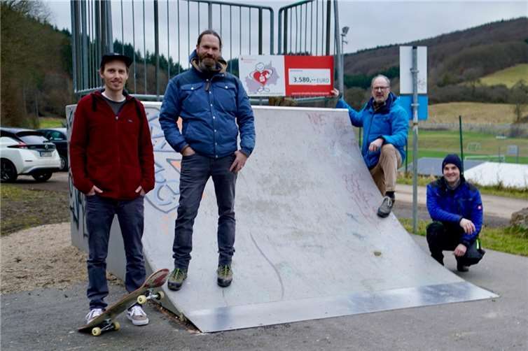 Die Mitinitiatoren Matthias Thelen, Kay Neubusch und René Kürsten (v.l.n.r.) sowie Stadtbürgermeister Arnold Hoffmann sowie (2.v.r.) bedanken sich im Namen der zukünftigen Nutzer bei allen, die mit ihrer Spende die Erweiterung der Adenauer Skateranlage unterstützt haben. Foto: Stadt Adenau