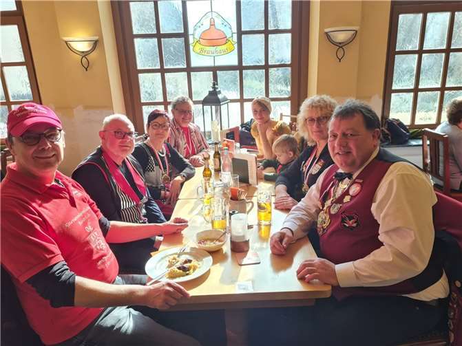 Die Mitlgieder der KG „Bunte Kuh“ während ihres Empfangs. Quelle: KG „Bunte Kuh“ Walporzheim