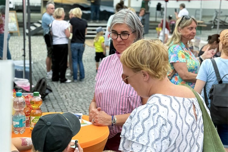 Die Mitmachaktion der Freien Wähler Bürgerliste Sinzig sprach alle Generationen an. Auch Familien und Kinder beteiligten sich mit ihren positiven Nachrichten und Ideen für ein lebenswertes Sinzig.
