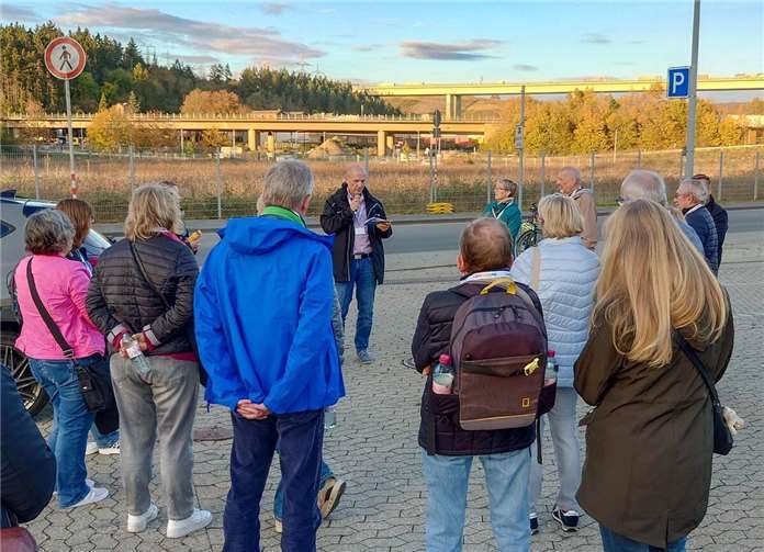 Die Mitreisenden vor der Abfahrt mit dem Tour-Guide.  Foto: Stadtverwaltung