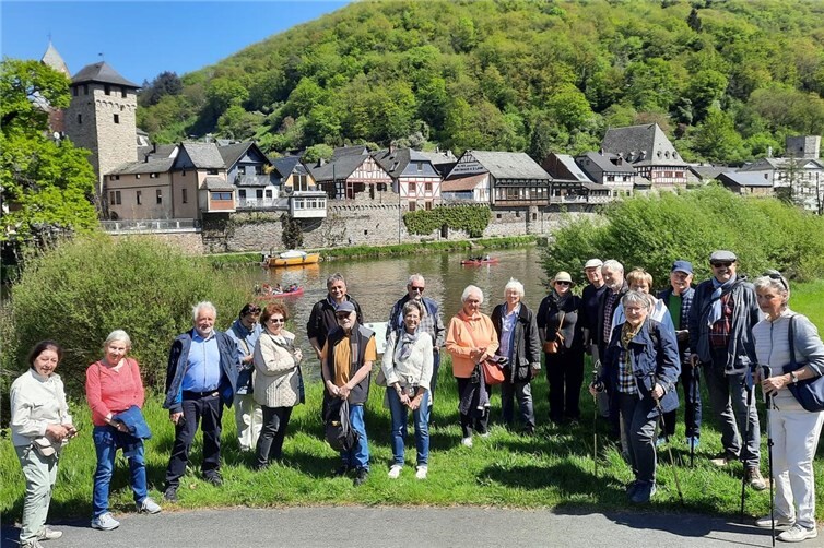Die Mitreisenden vor der historischen Lahnansicht in Dausenau