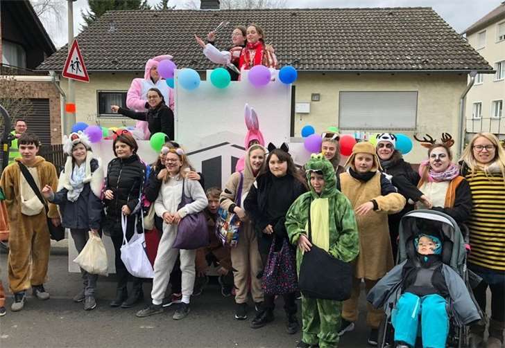 Die Mitschüler taten alles, um den Paragraphen der Mitschülerin zu erfüllen.Fotos: privat