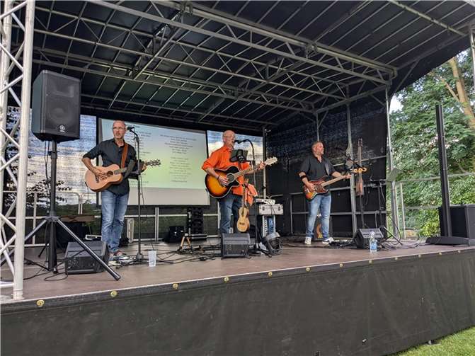 Die Mitsinger auf der Bühne.  Fotos: KS