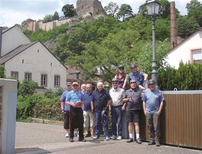 Die Mitstreiter (v.l.): Gerd Kauertz, Volkmar Pies, Klaus Burchartz, F. Josef Hans, Erich Höltke, Karl Sturm, Ulla Bauer, Klaus Link, Hermann Weiber und Rüdiger Weyh. Im Hintergrund die Saarburg.privat