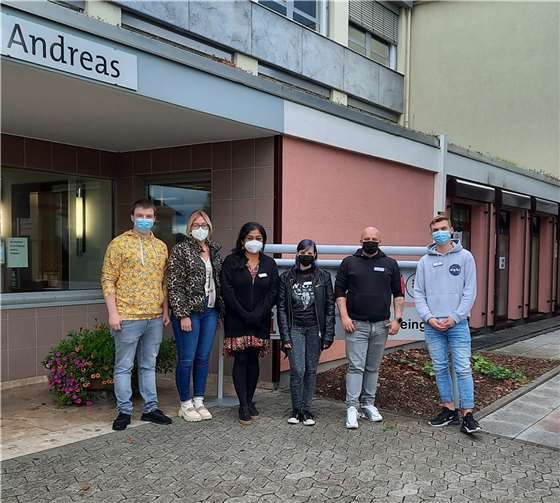 Die Mittelkursschüler Mike Engler und Nina Uhrich (links im Bild) sowie die vier neuen Unterkursschüler (rechts im Bild) bei der Hausführung durch die BDH-Klinik Vallendar. Foto: privat