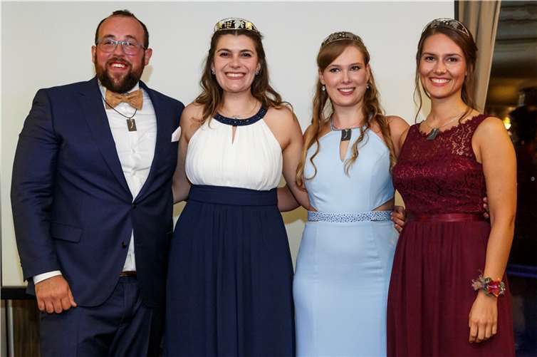 Die Mittelrhein-Weinhoheiten 2022/23: v.l. Gero Schüler, Verena Schwager, Svenja Mozian und Kira Michels. Foto: Fotostudio-und-Werbeagentur-Eidens-Holl