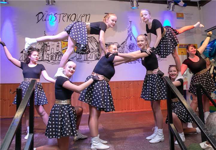 Die Mittlere Tanzgruppe der KG „Freundschaftsbund“ Dünstekovenließ bei ihrem Showtanz unter dem Motto „Moviestar“bekannte Filmhits wieder auferstehen. Fotos: Jost