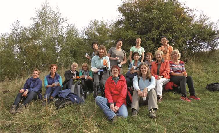 Die Mittwochsfrauen bei einer Rast auf dem Wiesensteig zum Ettringer Bellberg. privat