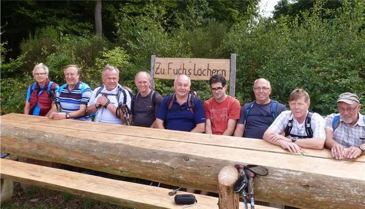 Die Mittwochswandergruppe mit dem Organisator Peter Ternes (rechts).privat