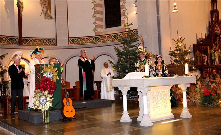 Die Mitwirkenden am Altar. Fotos: GM