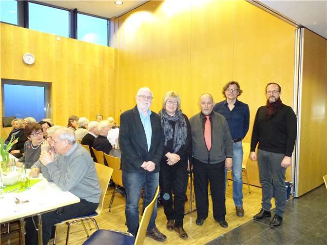 Die Mitwirkenden bei der Darstellung des Kreuzwegs (von links): Richard und Hannelore Schneider, Gisbert Wüst, Jörg Schiffer und Roland Dinspel.privat