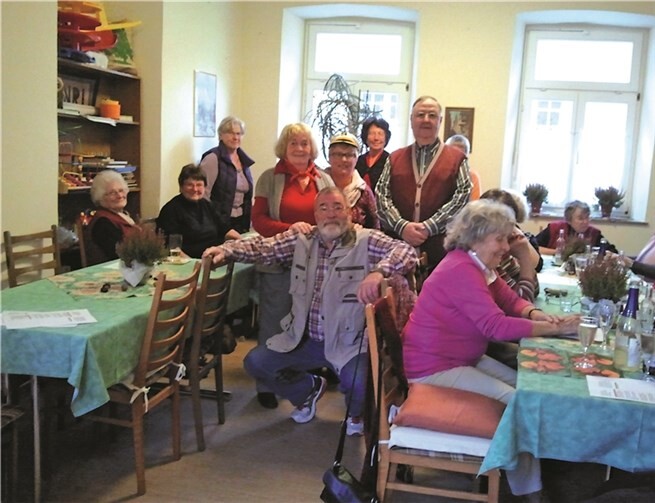 Die Mitwirkenden beim Riedener Seniorenkreis (v.l.): Marianne Schäfer, Carola Breitkopf, Wolfgang Reuter ,auf dem Boden sitzend Rolf Düster und rechts auf dem Stuhl sitzend Hedwig Doll.privat