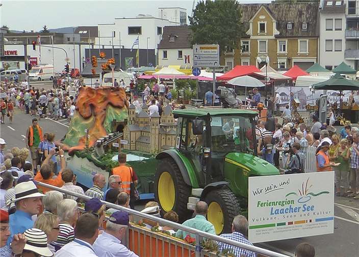 Die Mitwirkenden der Ferienregion Laacher See erhielten für ihren liebevoll gestalteten Festwagen viel Applaus.