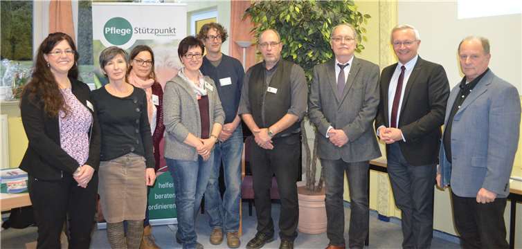 Die Mitwirkenden der Informationsveranstaltung „Demenz – ein schleichender Prozess“. Dr. med. Reinhard Fröder (3.v.r.) und Landrat Achim Hallerbach (2.v.r.) stellten die Versorgungsstrukturen sowie die Diagnostik und Therapie bei Demenz vor.privat