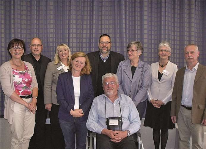 Die Mitwirkenden der Veranstaltung Sabine Birkenbach, Ambulantes Hospiz Neuwied e.V., Dr. Ulrich Kettler, Psychiatriekoordinator, Jutta Golinski, Leiterin VHS Neuwied, Melitta Hofer, Moderatorin, Philip Horn, Pfarrer und Notseelsorger, Gerhard Flatt, Selbsthilfenetzwerk e.V., Dr. Ulrike Kirchhof, Krankenhausseelsorgerin und Trauerbegleiterin, Hildegard Schanz, Trainerin für Kommunikation und Ernst Neumann, ehrenamtlicher Trauerbegleiter. privat