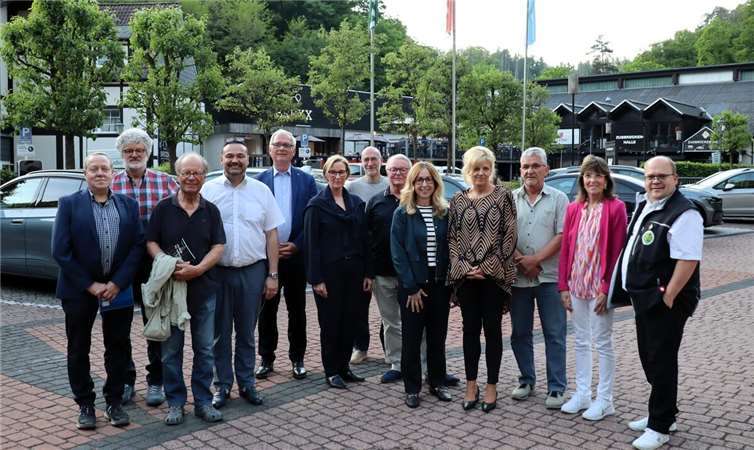 Die Mitwirkenden des 2. WW-Seniorentalks zum Thema „Arbeitsmarkt für Ältere im Westerwald“ zeigten sich nach der Veranstaltung ebenso hoffnungsvoll wie gut gelaunt.  Foto: Uli Schmidt