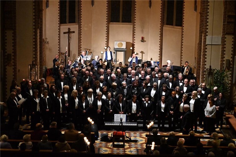 Die Mitwirkenden zum Abschluss des Konzertes. Foto: Maja Düpper