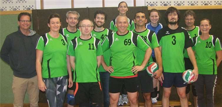 Die Mixed-Volleyballer des TV Rheinbach v. li.: Wulf von Bonin, Diana Wagner, Andreas Günter, Michael Breitwieser, Christian Feuersänger, Jörg Treiber, Cora Karg, Christoph Schmidt-Taube, Ann-Kathrin Koopmann, Ilia Brykin, Martin Hestermann und Helke Offergeld. Es fehlen Arielle Wagner und Elfi Aretz.Privat