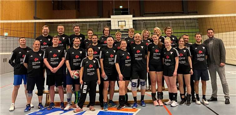 Die Mixed-Volleyballer/innen in ihren neuen Trikots. Quelle: TV 05 Mülheim