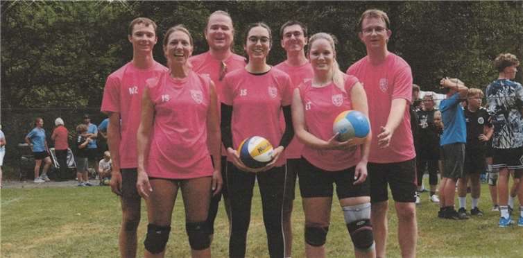 Die Mixed-Volleyballmannschaft des TV Vallendar. Foto: privat