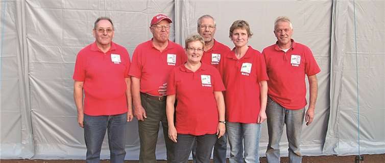 Die „MoDos“ mit ihrem Abteilungsleiter Rudi Reisdörfer (links) und Küchen-Chef Karl-Heinz Müller (rechts). privat