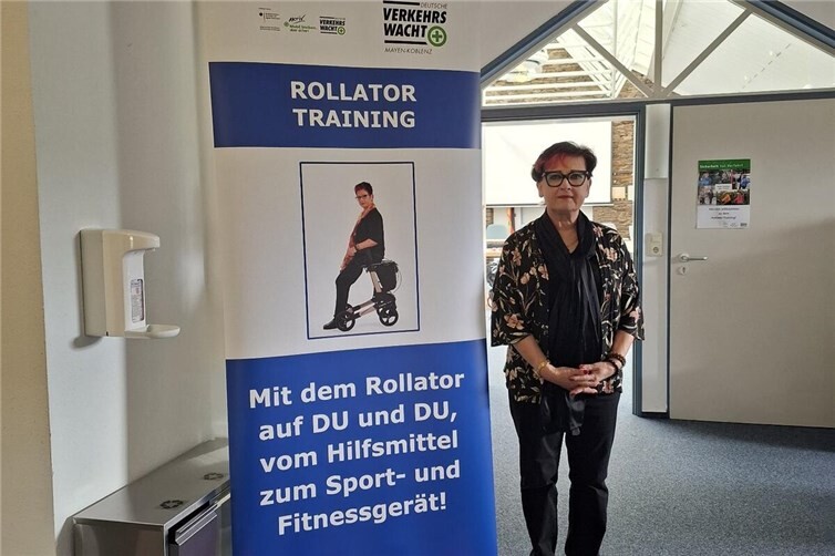 Die Mobilitätsberaterin Frau Cornelia Brodeßer freute sich über zahlreiche Seniorinnen und Senioren, die am Rollator-Training in Sinzig teilnahmen.