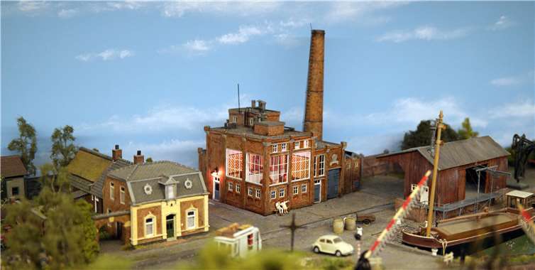 Die Modellbaugruppe ModelSpoorGroep Valkenswaard aus den Niederlanden stellt ihre Motive zum größten Teil selbst her und geht dabei bis in die Gebäude hinein besonders detailliert vor, sodass die Besucherinnen und Besucher sogar die Inneneinrichtung einiger Gebäude zu sehen bekamen.