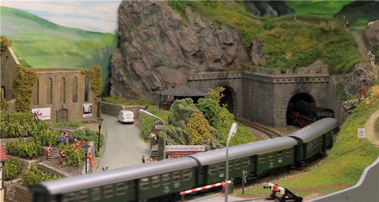 Die Modelleisenbahnfreunde stellen auf dem Weihnachtsmarkt in Ahrweiler aus. privat