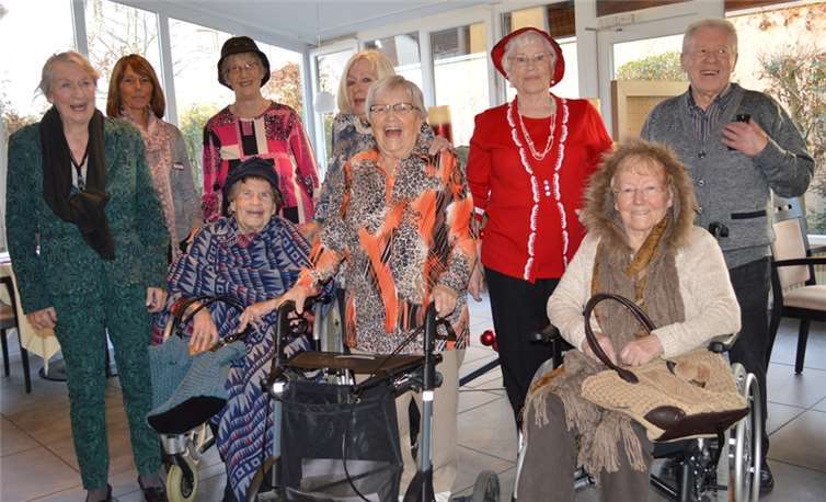 Die Models um Bettina March (zweite v.l.) waren nicht nur festlich gewandet, sondern hatten vor allem viel Spaß bei der Modenschau. AB