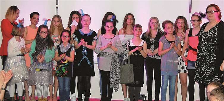 Die Models und ihre Betreuerinnen ernteten einen rauschenden Applaus von ihrem Publikum. FA