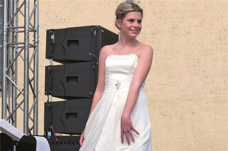 Die Modenschau mit Martina Sterz und den Brautmoden Olena machte die Bühne zum Laufsteg.