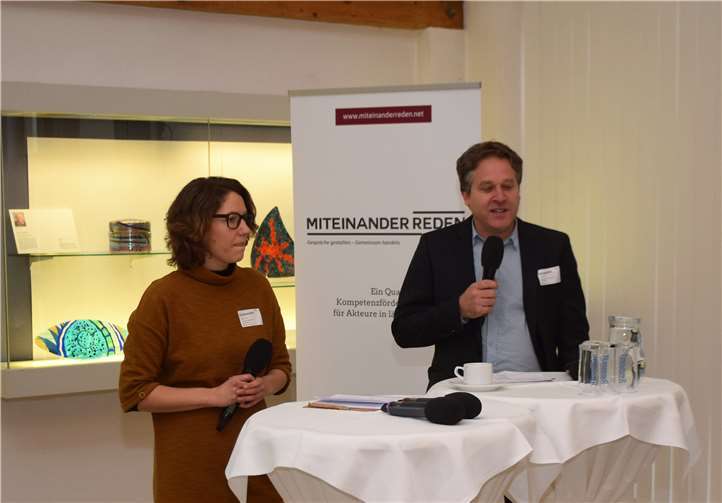 Die Moderatoren Daniel Kraft von der Bundeszentrale für politische Bildung und Janina Salden vom Deutschen Städte- und Gemeindebund.EICH