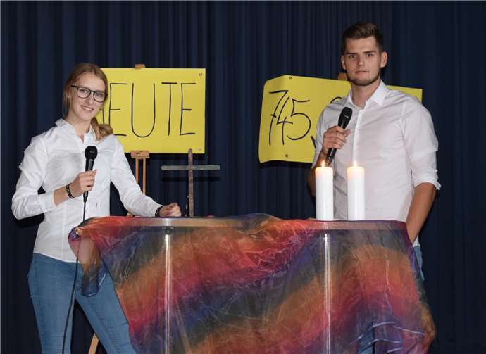 Die Moderatoren Vivian Schmidt und Florian Mosel riefen zu mehr Gemeinschaftsgeist auf, um Herausforderungen zu meistern, anstatt mit Egoismus, den es zu allen Zeiten gab, das Leid in der Welt zu vergrößern.