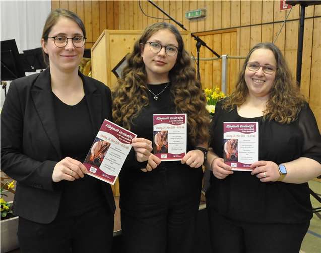 Zum 23. Male musizierte der Klangkörper für die „Martinshilfe“ Die Moderatorinnen (v.l.) Steffi Schäfer, Lona Werner und Kerstin Theisen.