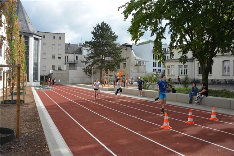 Die Modernisierung der Außensportanlagen auf dem Schulhof des Görres-Gymnasiums ist abgeschlossen und die neue 50m-Laufbahn wird bereits fleißig genutzt. Fotos: Stadt Koblenz / Mareike Wenderoth