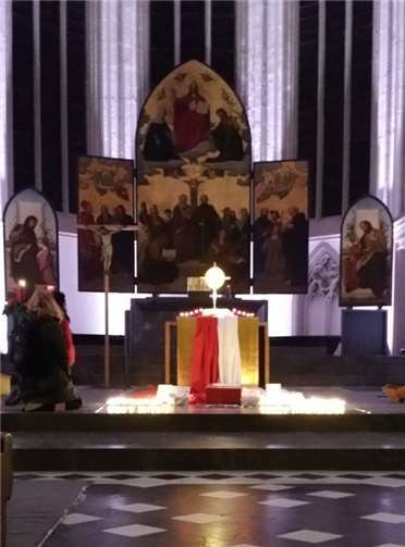 Die Möglichkeit, ein Teelicht in einem eigenen Anliegen vor die Monstranz zu setzen, wurde vielfach genutzt.privat