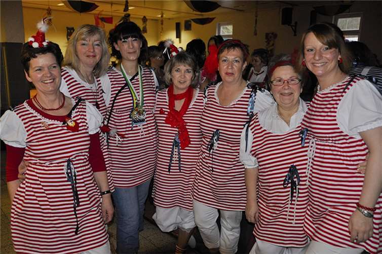 Die Möhne-Unkelbach „Kecke Jecken“ um Inge Assenmacher, Inge Joist, Sibille Schwiperich, Reingard Schwiperich, Martina Kündgen, Ingrid Jaritz, Marion Spahn, Regine Olef und Nadine Schneider. -AB-